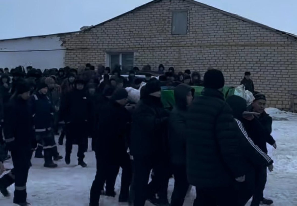 «Екінші рет көмілген жазықсыз жандар»: Жангелдин ауданында қастандықтан мерт болған ерлі-зайыптыны елі ақтық сапарға аттандырды