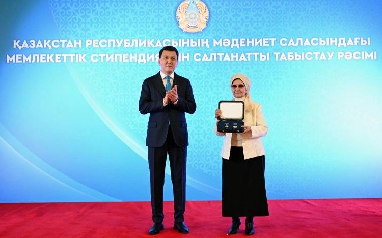 Алматыда Бауыржан Момышұлының отбасына Президент атынан Алтын жұлдыз бен «Отан» ордені берілді