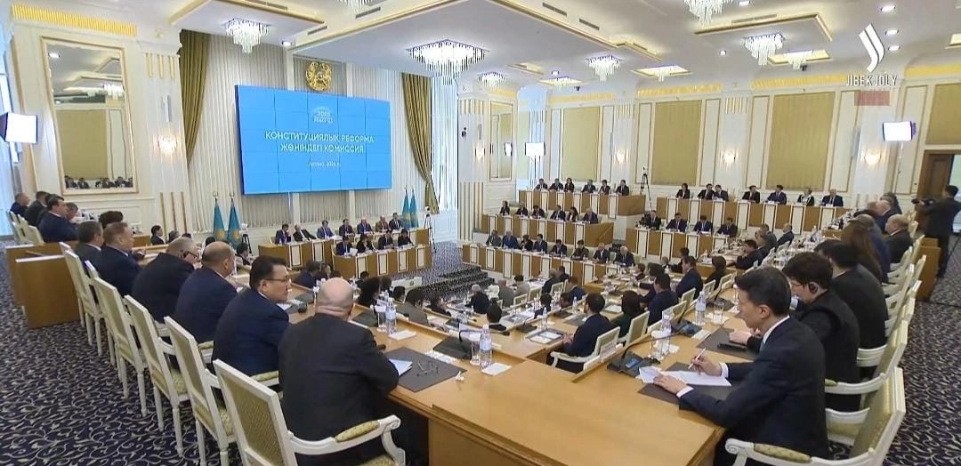 «Бұл халықты дүрліктіреді»: Әшімбаев президенттік мерзімді шектеуге қарсы шықты