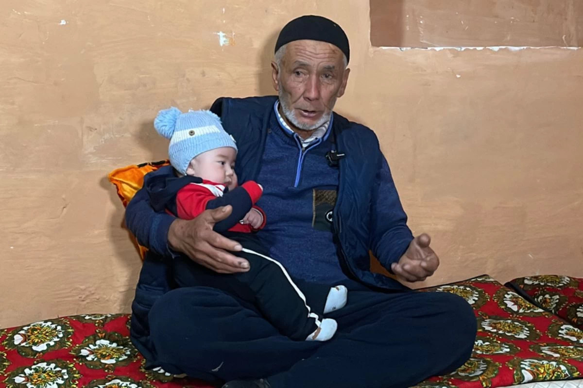 «Жас әйел алған»: 70 жастағы ақсақал жеті қыздан кейін ұлды болды