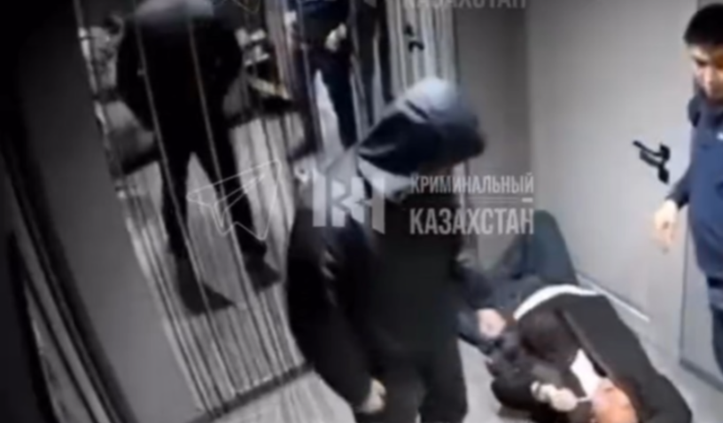 Атырауда сақалдылар бір жігітті жабылып жұдырықтаған