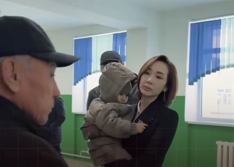 «Сұмдық, шыдау мүмкін емес»: Нұрайым Шақимерген депутаттан тапқан ұлымен мектепке келді