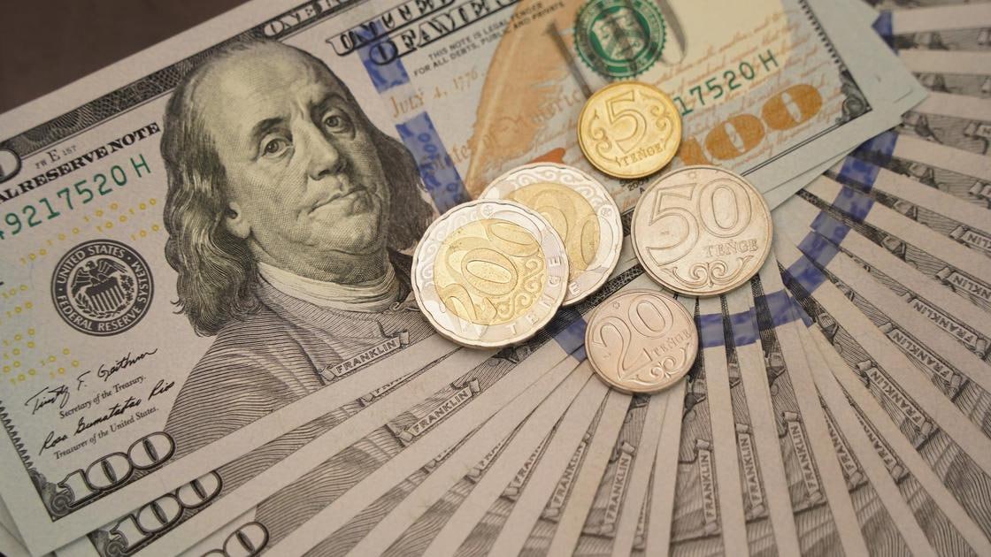 Доллар рухнул в Казахстане: Какой курс теперь установили в обменниках страны