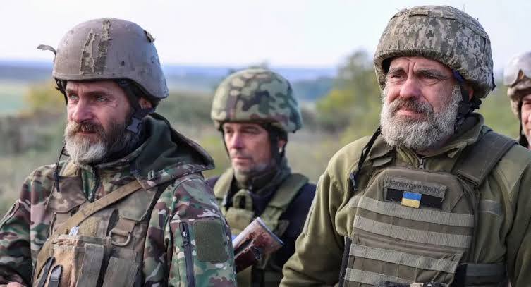Зеленский жаңа жарлыққа қол қойды: Енді Украинада 60-тан асқандар да әскерге барады