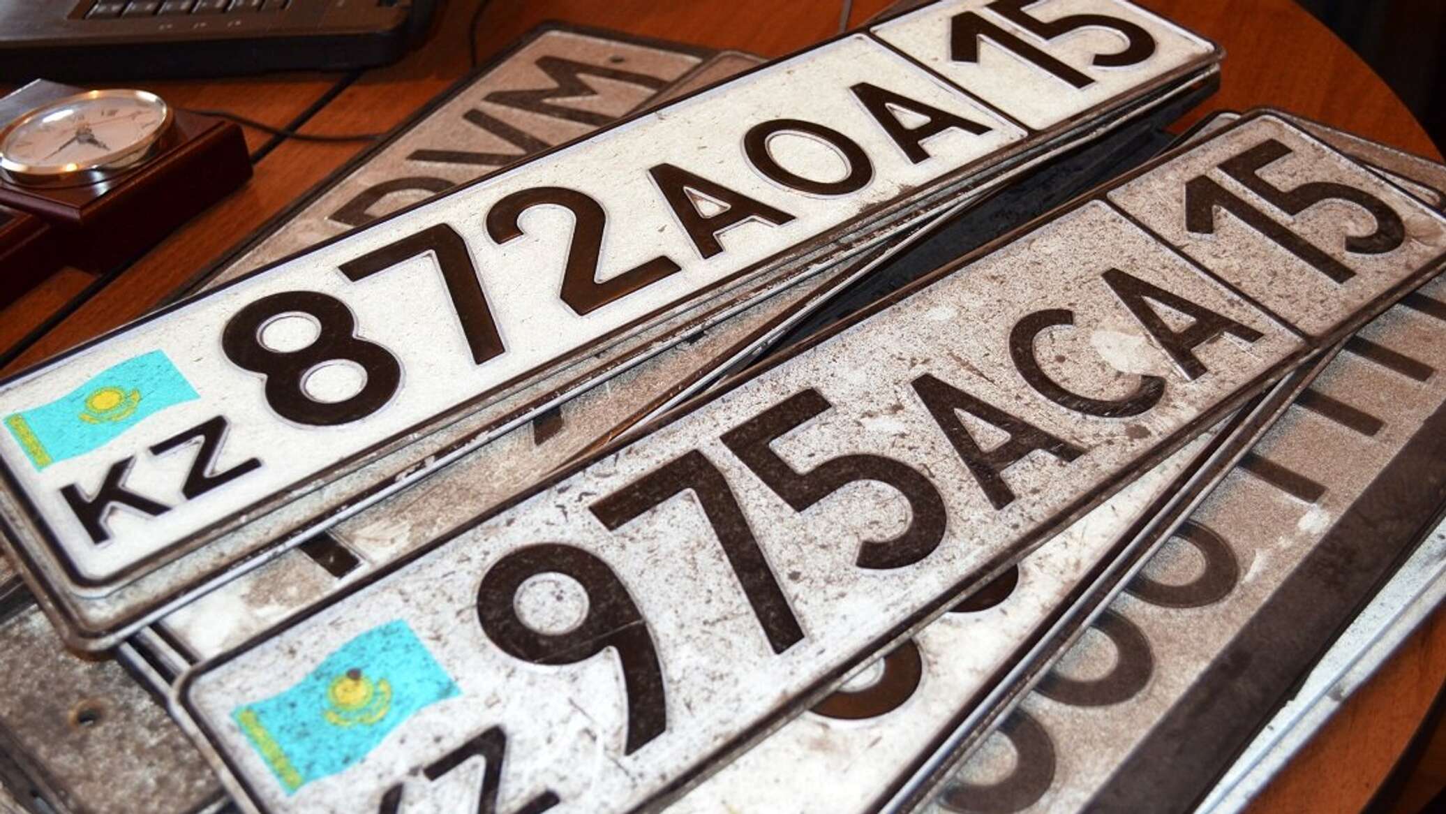 Более 500 казахстанцев управляли автомобилями с подложными госномерами