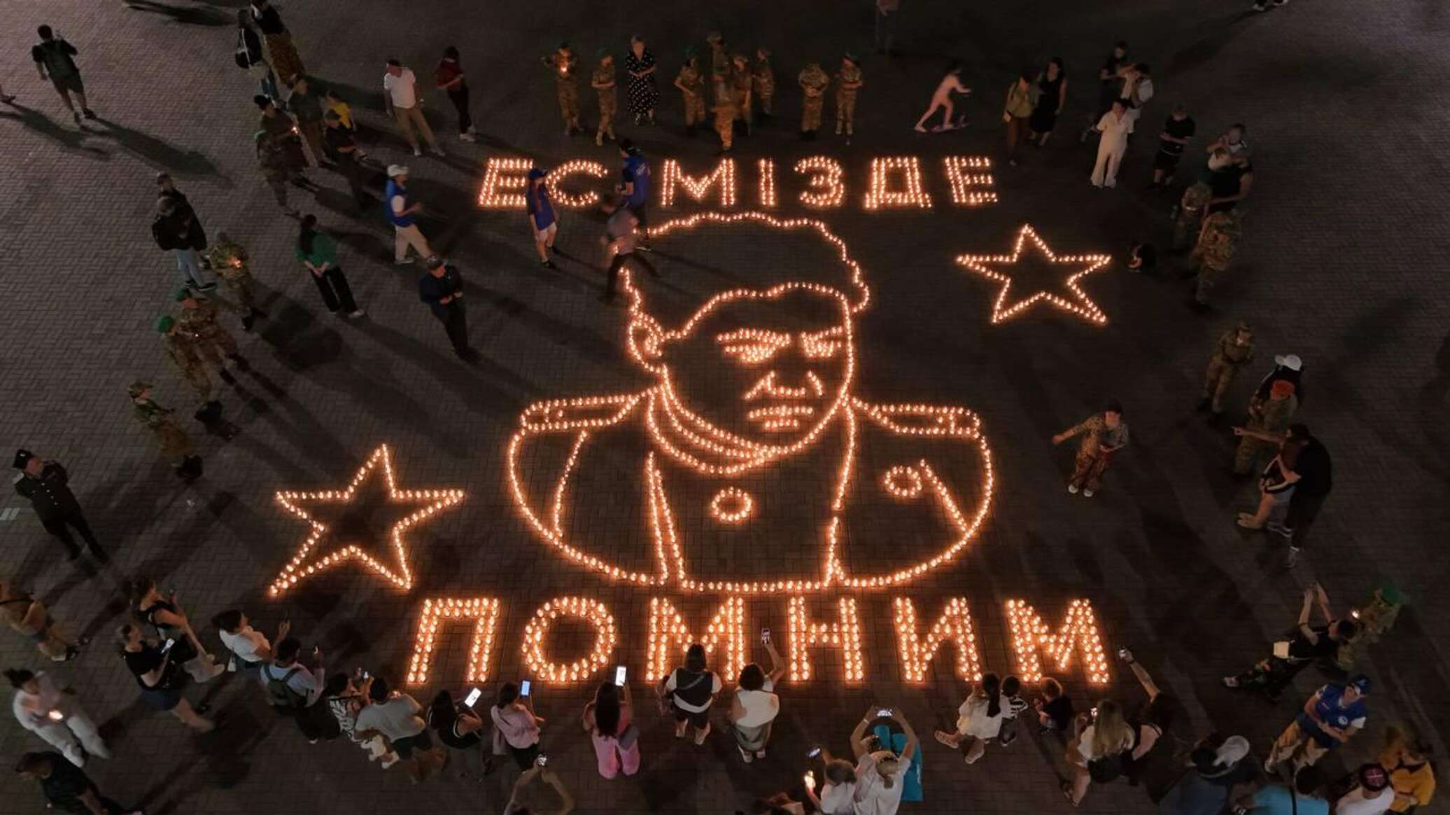 Алматыда Бауыржан Момышұлының шамдық портреті жасалды