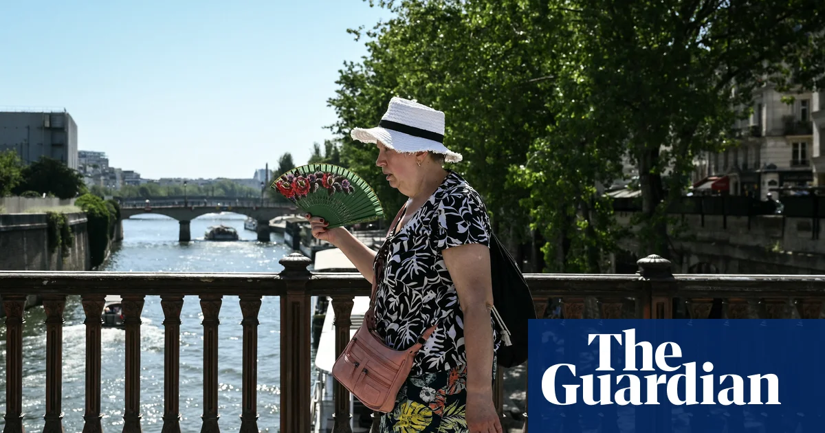 Франция отменяет мероприятия и ограничивает употребление алкоголя из-за сильной жары