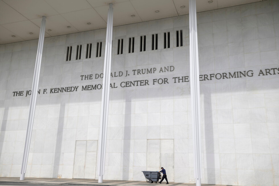 Кеннеди орталығы Трамптың атын алып тастау туралы сот шешімін тоқтатуды сұрайды