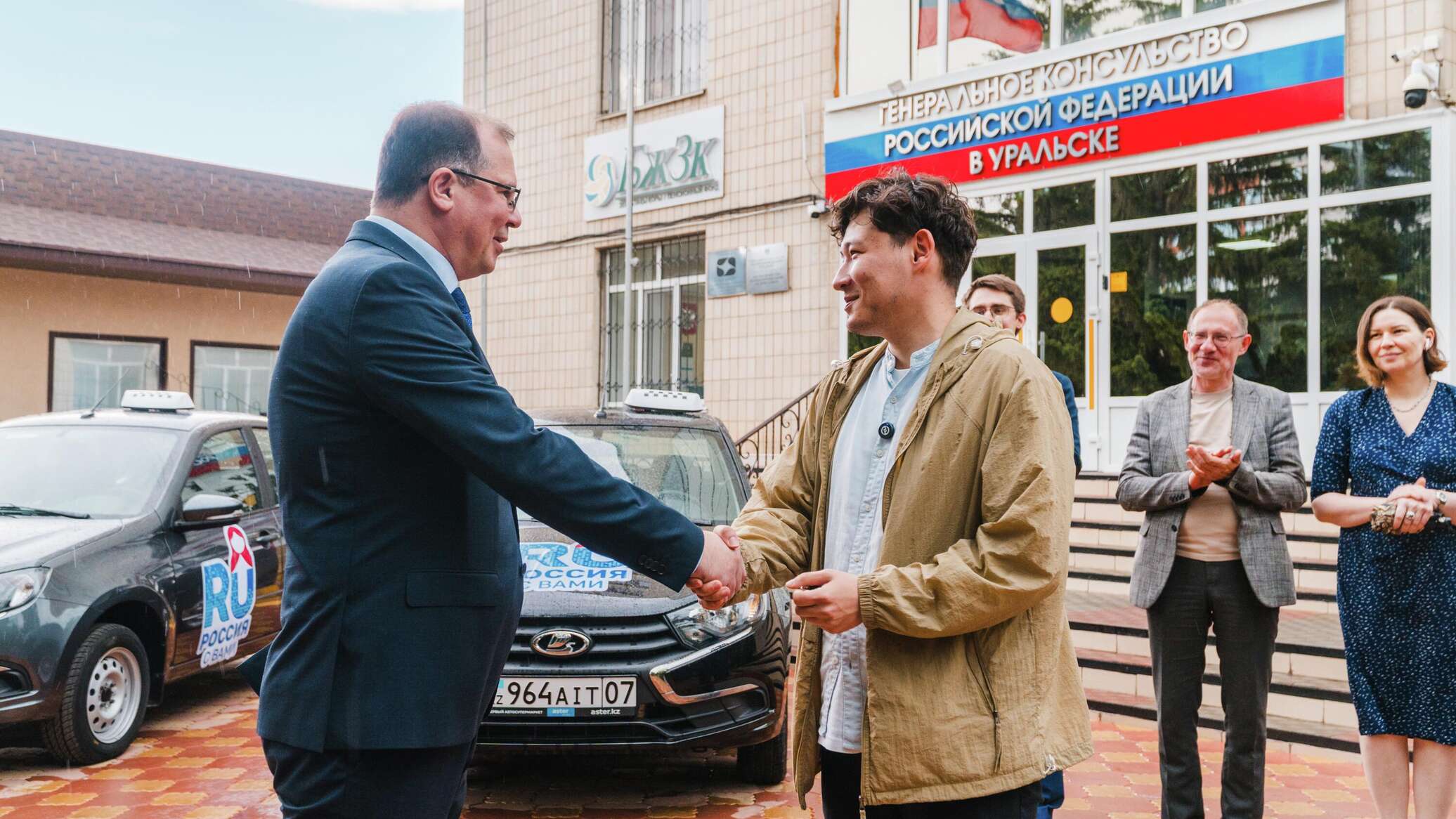 Оралдағы инклюзивті такси қызметіне екі LADA Granta сыйға тартылды