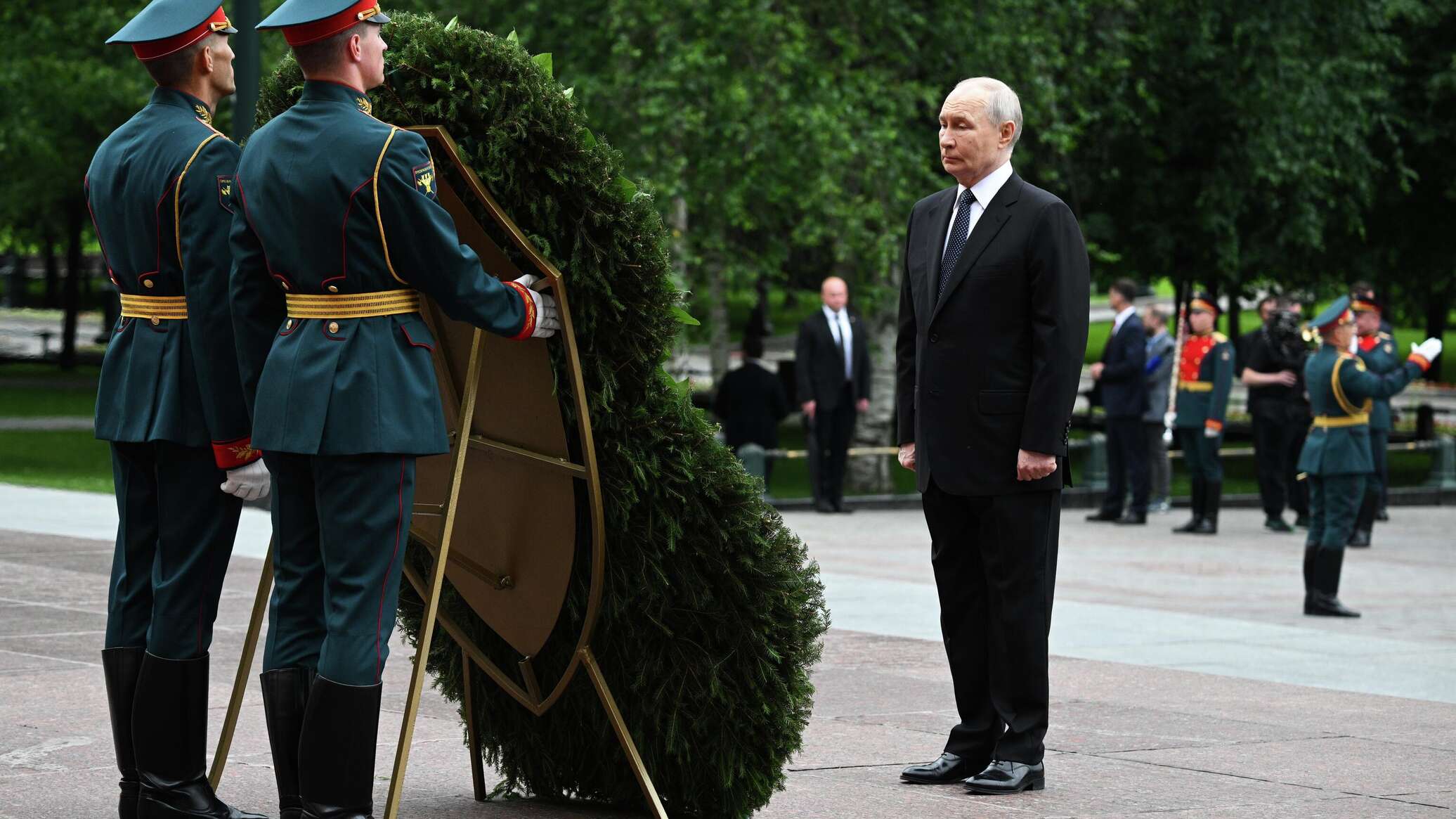 Путин возложил цветы к Могиле Неизвестного Солдата в Москве