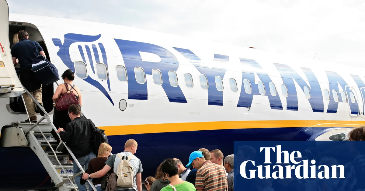Ryanair компаниясы ата-аналардан балаларымен бірге отыру үшін ақы алуына байланысты тергелуде