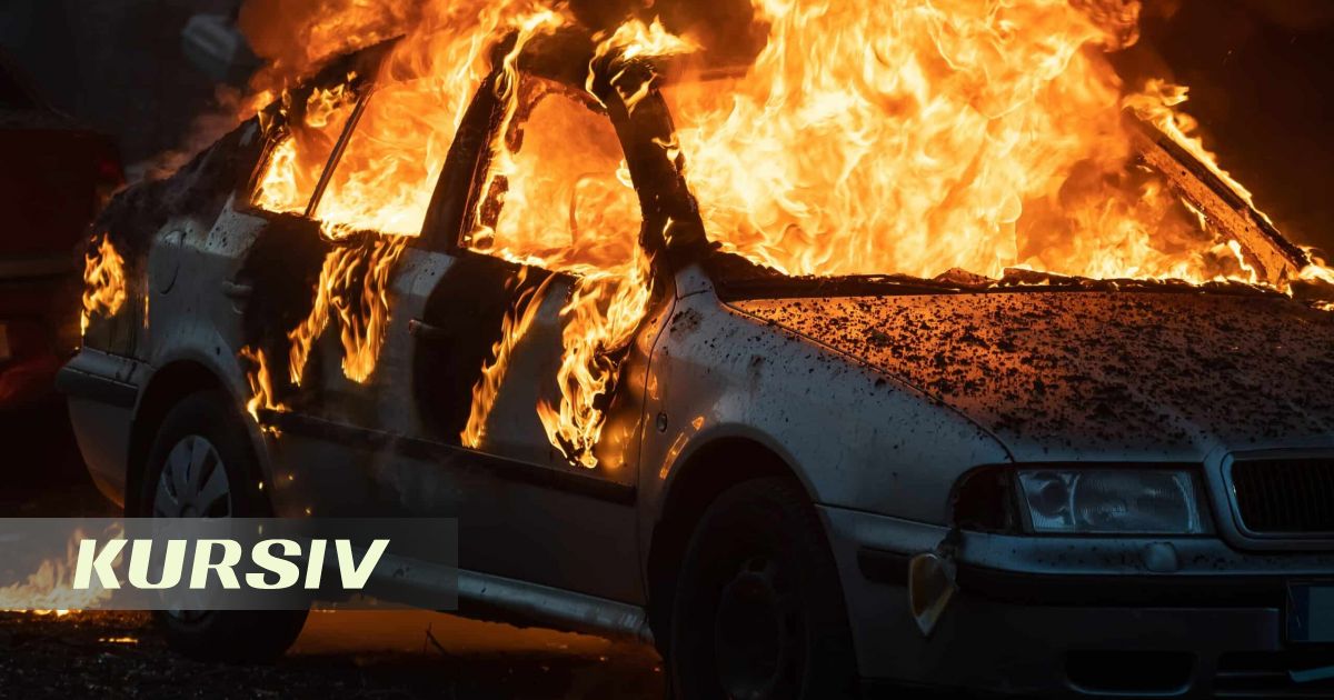 Алматыда СОБР жауынгерлері өртеніп жатқан көлікті сөндіру үшін су шашатын машинаны тоқтатты