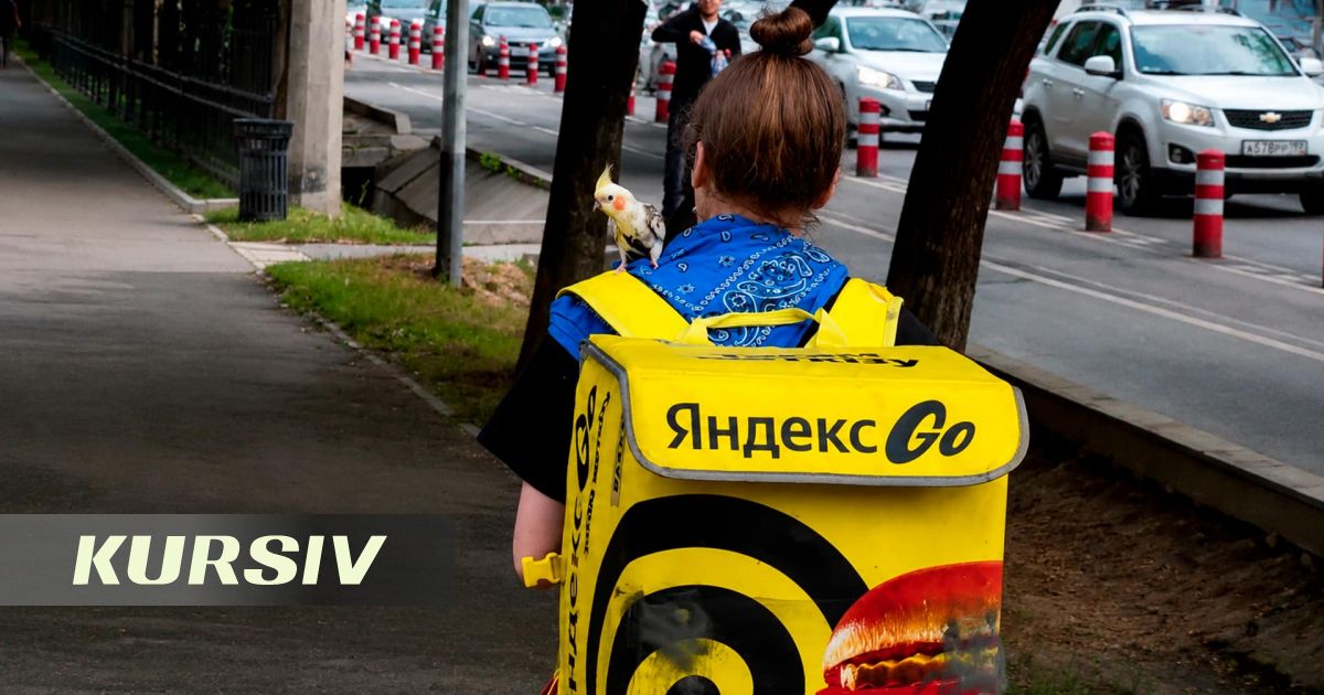 Девушку-курьера с попугаем обсуждают в Алматы