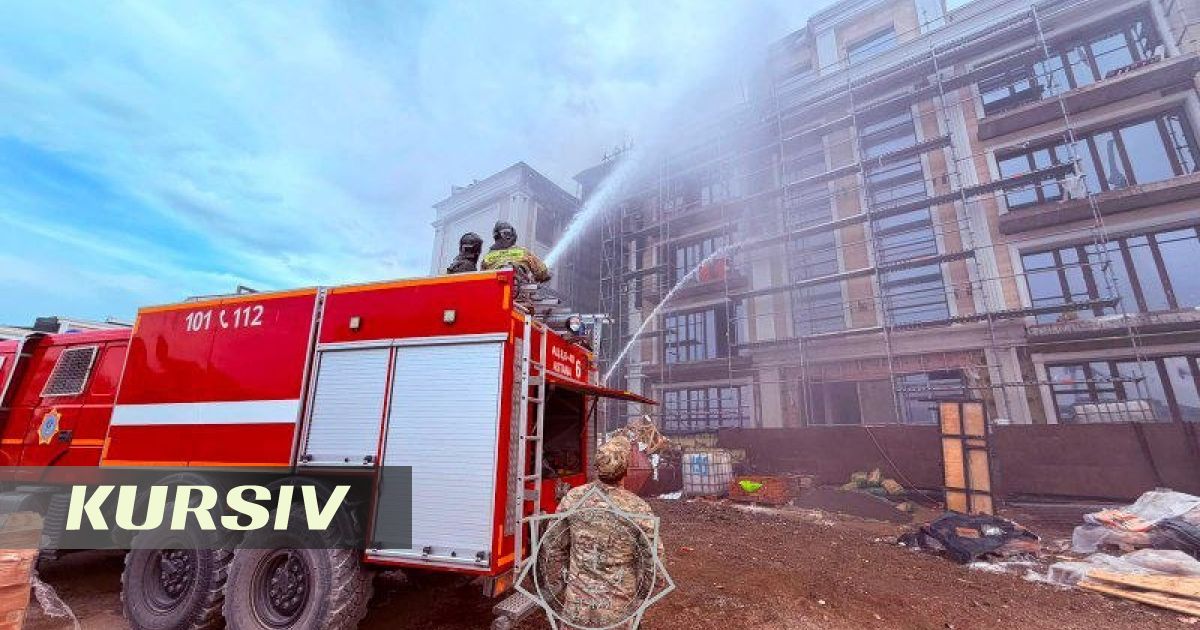 В Астане загорелась кровля строящегося здания