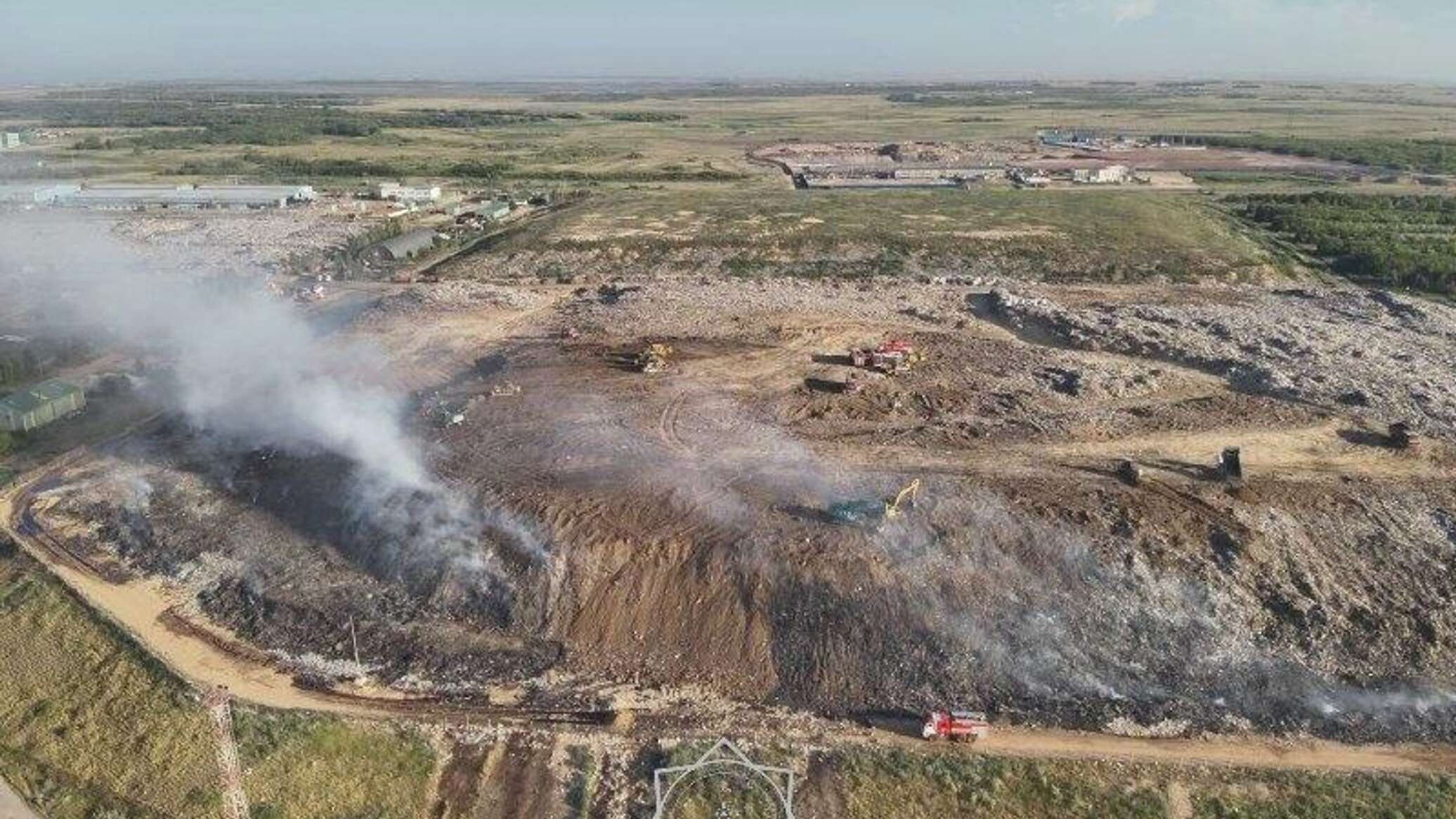 Пожар на мусорном полигоне в Астане не могут потушить третьи сутки