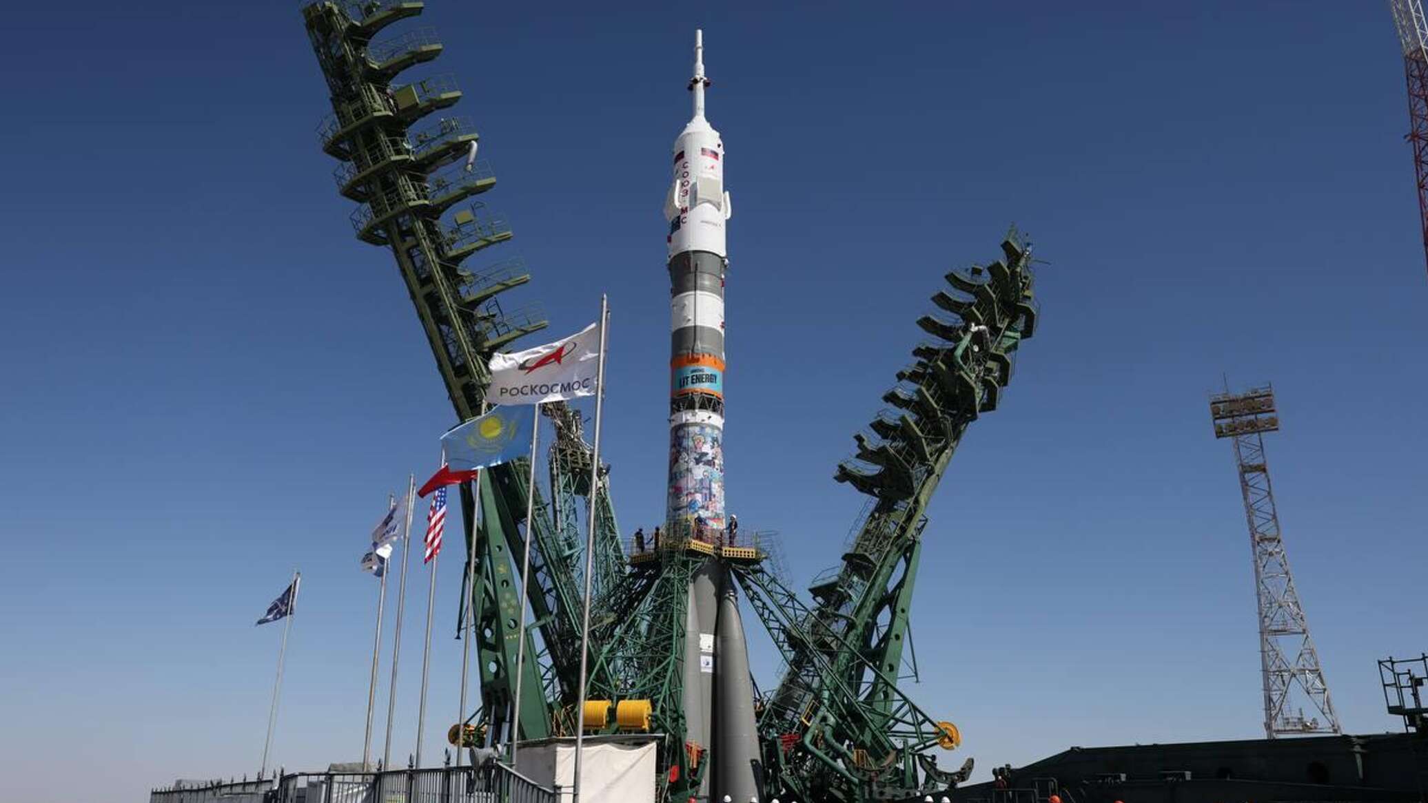 На Байконуре ракету с кораблем «Союз МС-29» установили на стартовую площадку