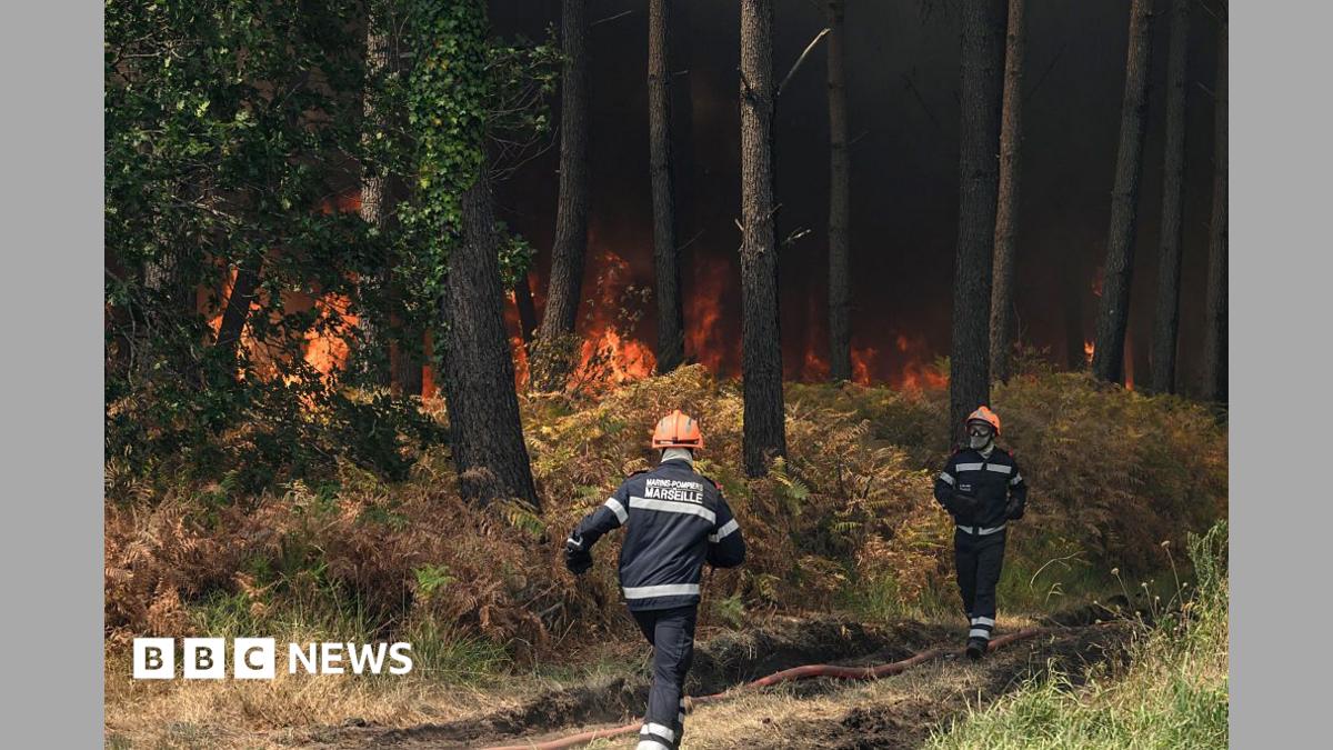 Франциядағы өрт сөндірушілер 40°C ыстықта жалынмен күресуде
