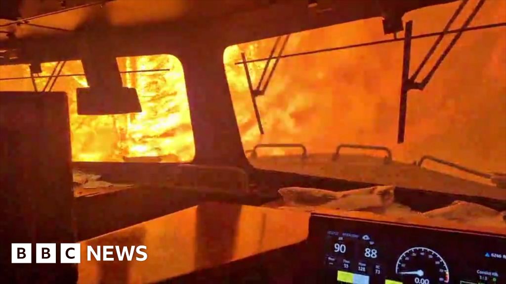 Канададағы орман өрті жүк пойызын қоршап алды: драмалық видео