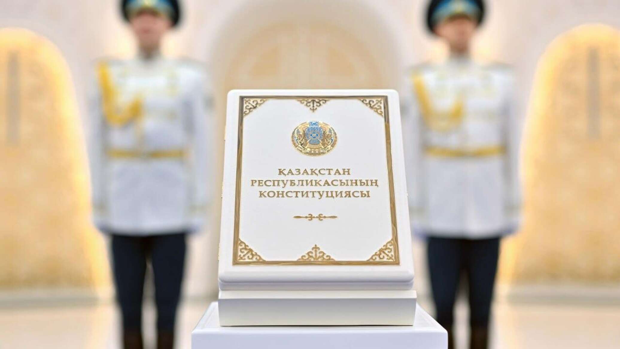 Президент жаңа Конституцияға байланысты рақымшылық туралы заңға қол қойды