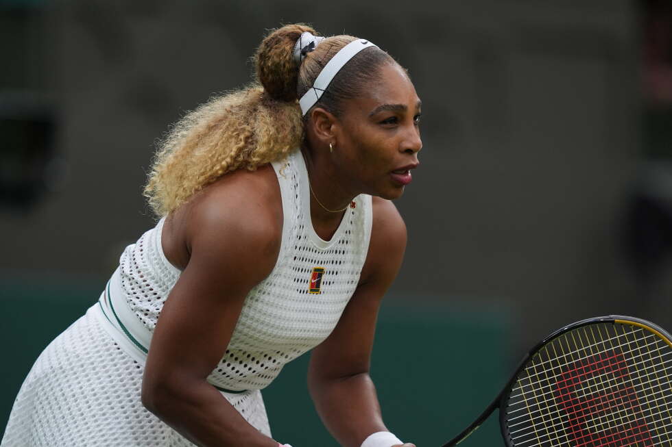 Serena Williams' coach cites nerves, closed roof in Wimbledon loss