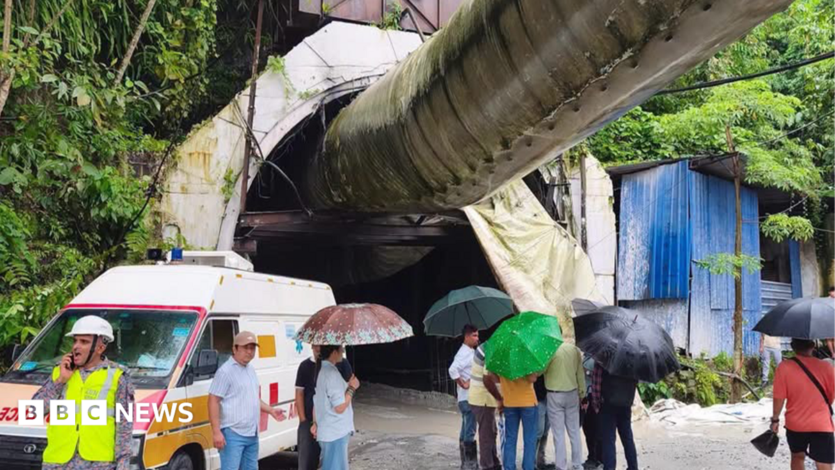 Обрушение туннеля в Индии убило 12 рабочих