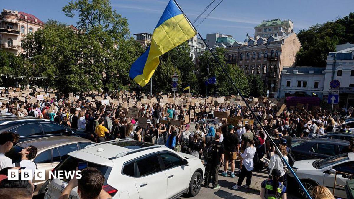 Украина қалаларында Зеленскийдің қорғаныс министрін қызметінен босатуына қарсы наразылықтар