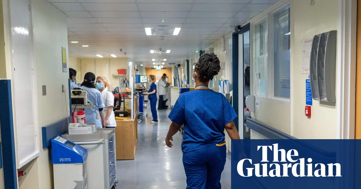 Жас акушерлердің NHS-тен кету саны артып келеді