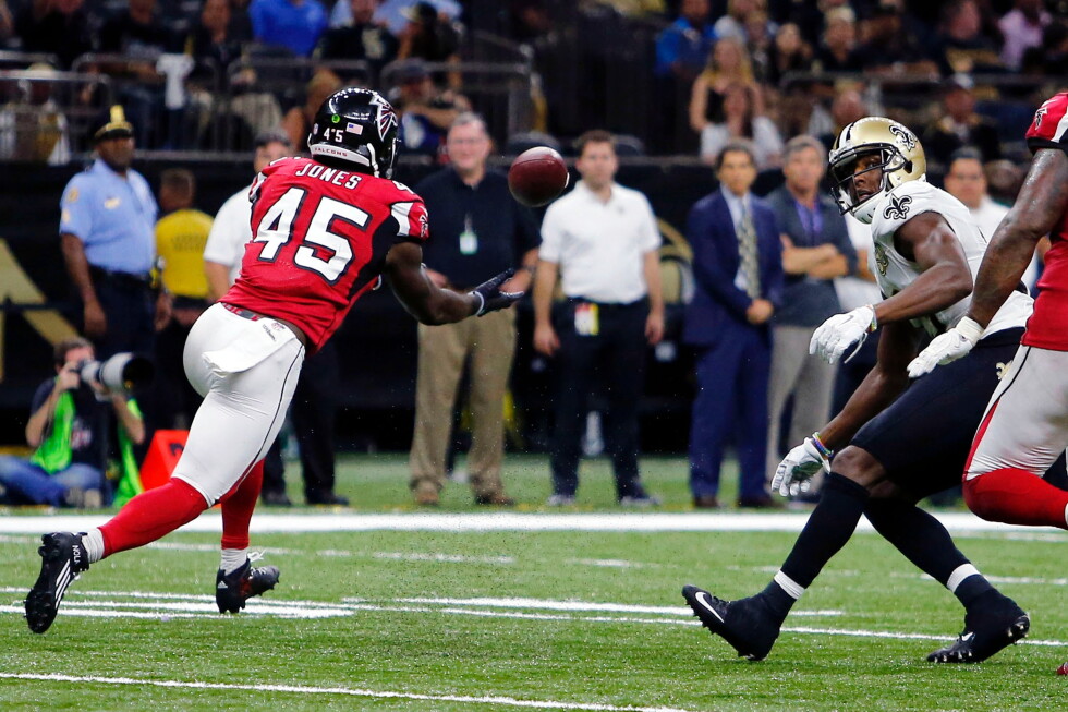 49ers acquire LB Deion Jones from Saints for RB Zamir White