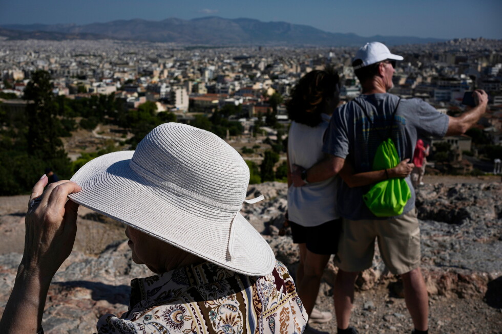 Sunhats everywhere in Athens as crowds grow at ancient sites
