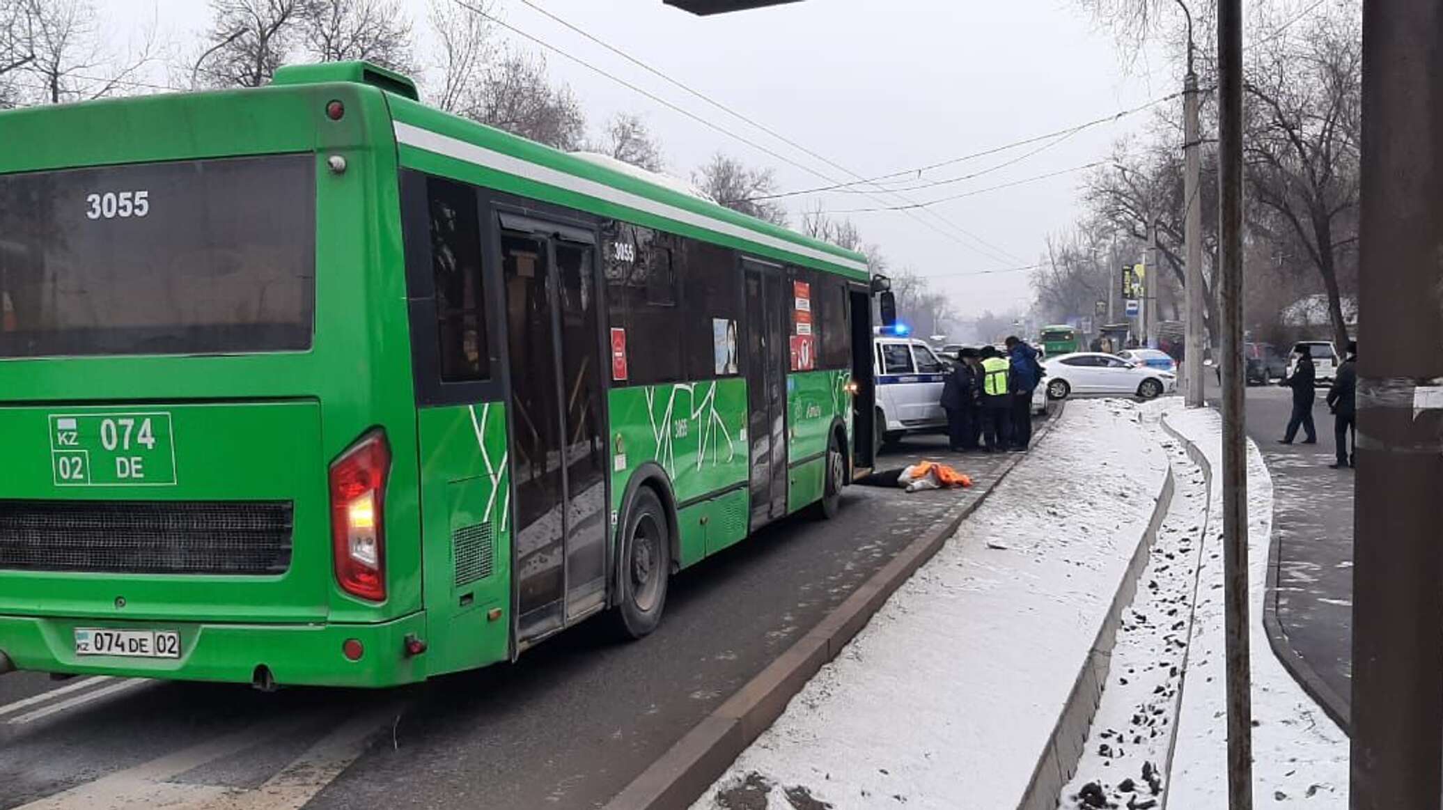 В Алматы автобус насмерть сбил женщину