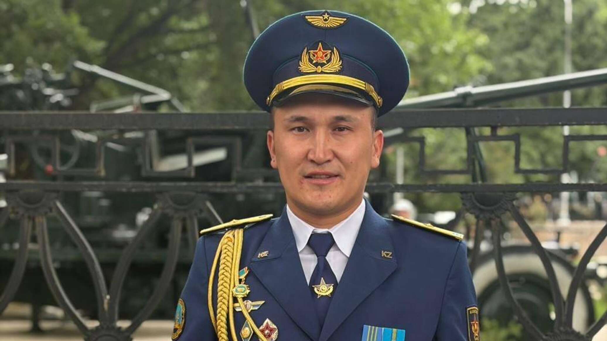 Алматыда майор сағызға қақалып қалған қызды құтқарып қалды