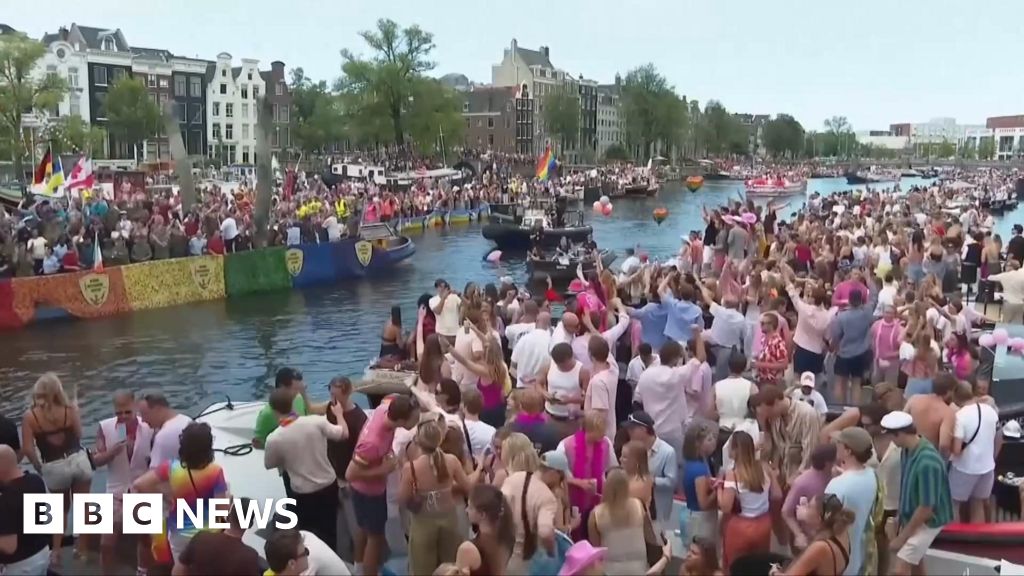 Amsterdam Pride boat parade draws crowds