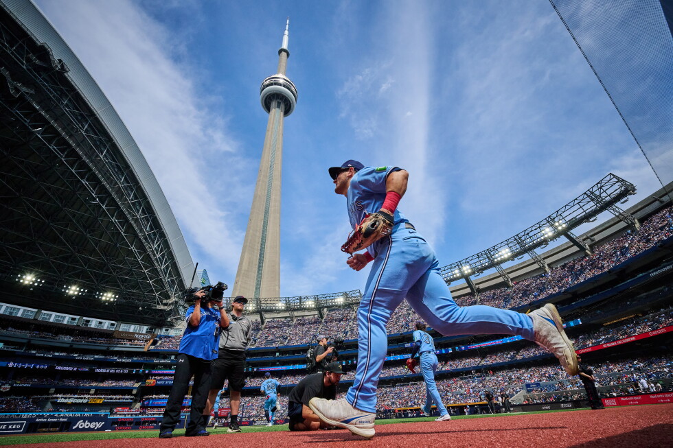Astros acquire Daulton Varsho from Blue Jays for Spencer Arrighetti
