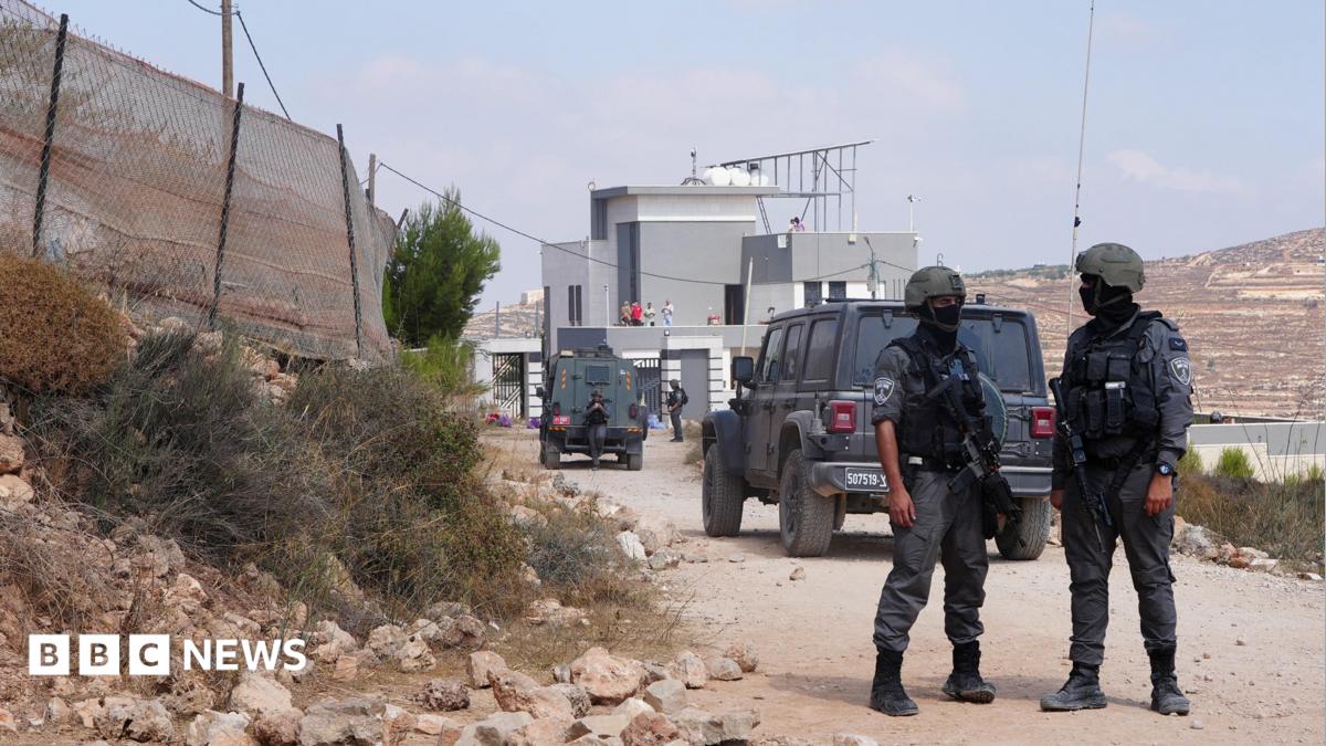 Activists try to deliver aid to Palestinians in besieged homes
