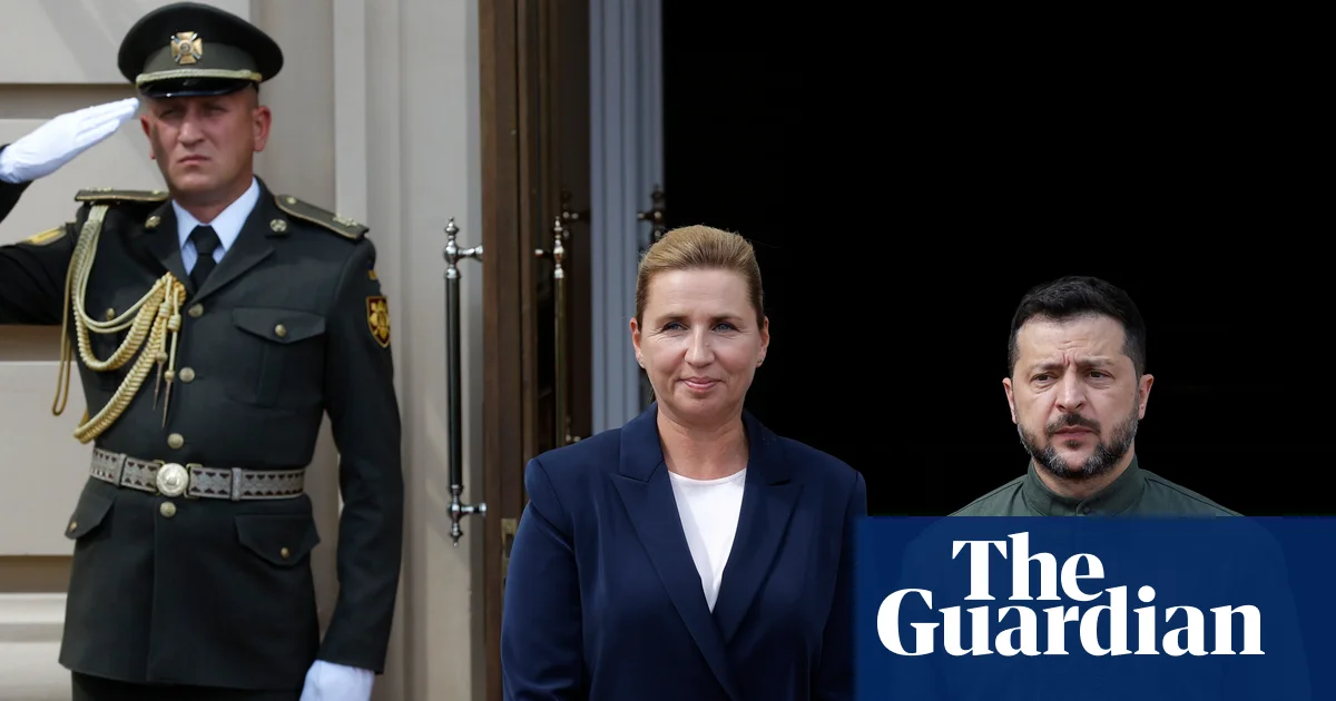 Премьер-министр Дании получает советы по красоте даже в зоне боевых действий