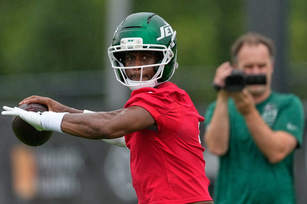 Jets' Geno Smith at 35 looks 28, says coordinator Reich