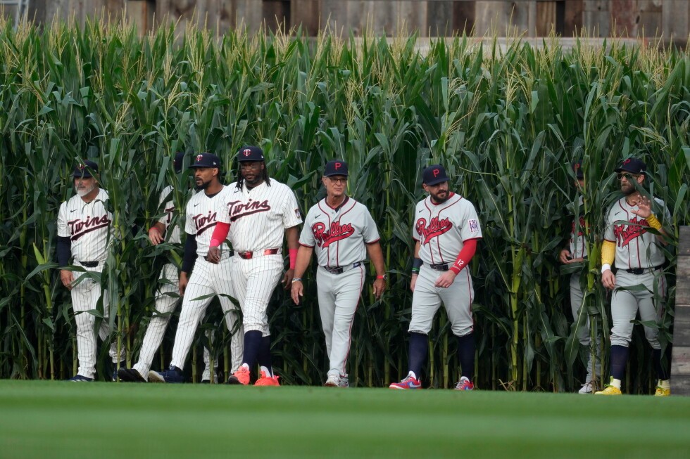 Field of Dreams becomes Hall of Fame: 26 members emerge from corn for Phillies-Twins game