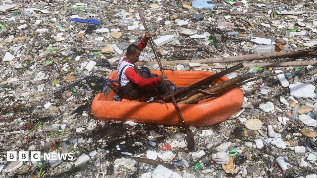 River in Philippines clogged with rubbish