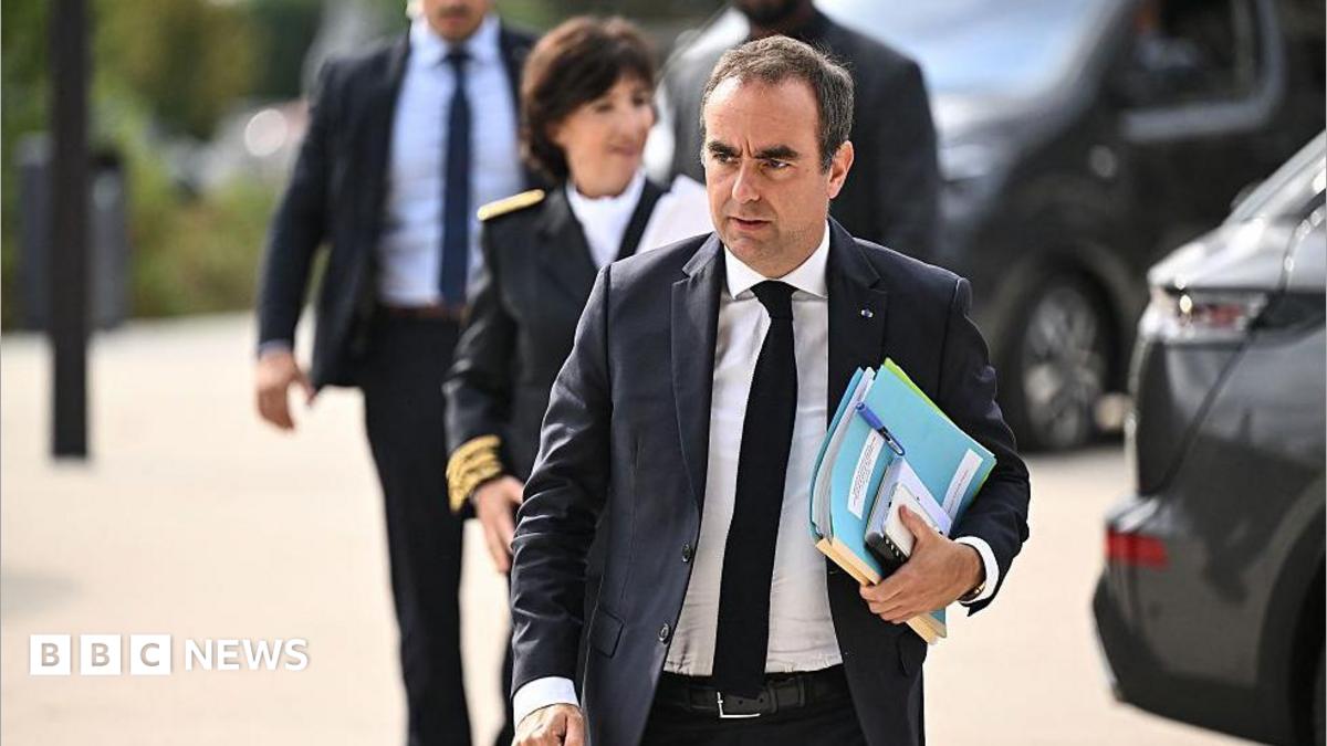 Премьер-министра Франции освистали из-за реакции на пожары, которые продолжаются по всей Европе