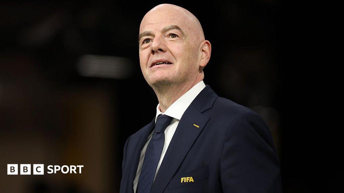 Инфантино ФИФА президенті болып қала береді