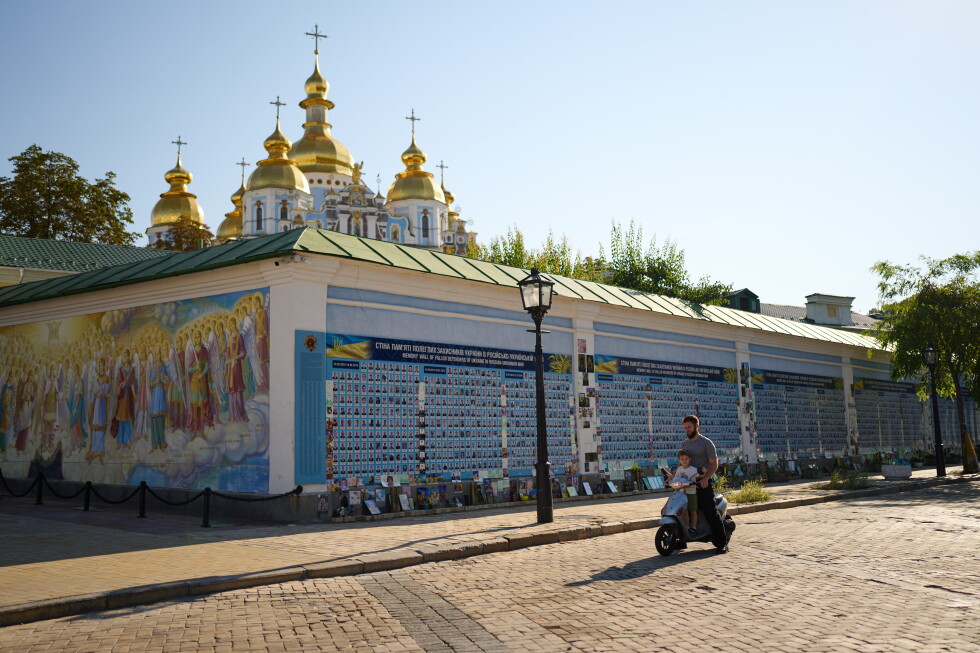 Russian strike on mall in Kryvyi Rih kills 6, injures 91