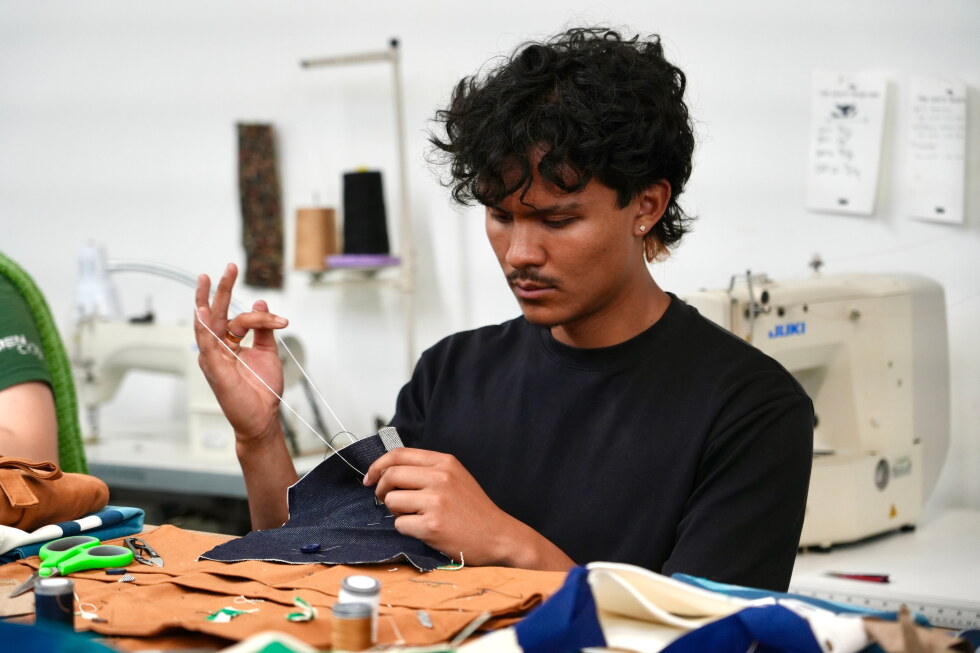 Levi's пен Uniqlo: киім жөндеу арқылы Gen Z назарын аудару
