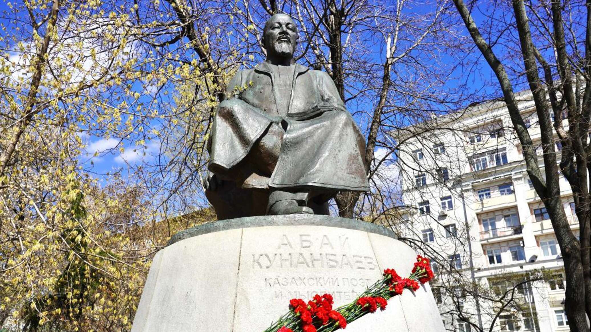 Flowers laid at Abai monument in Moscow on Abai Day