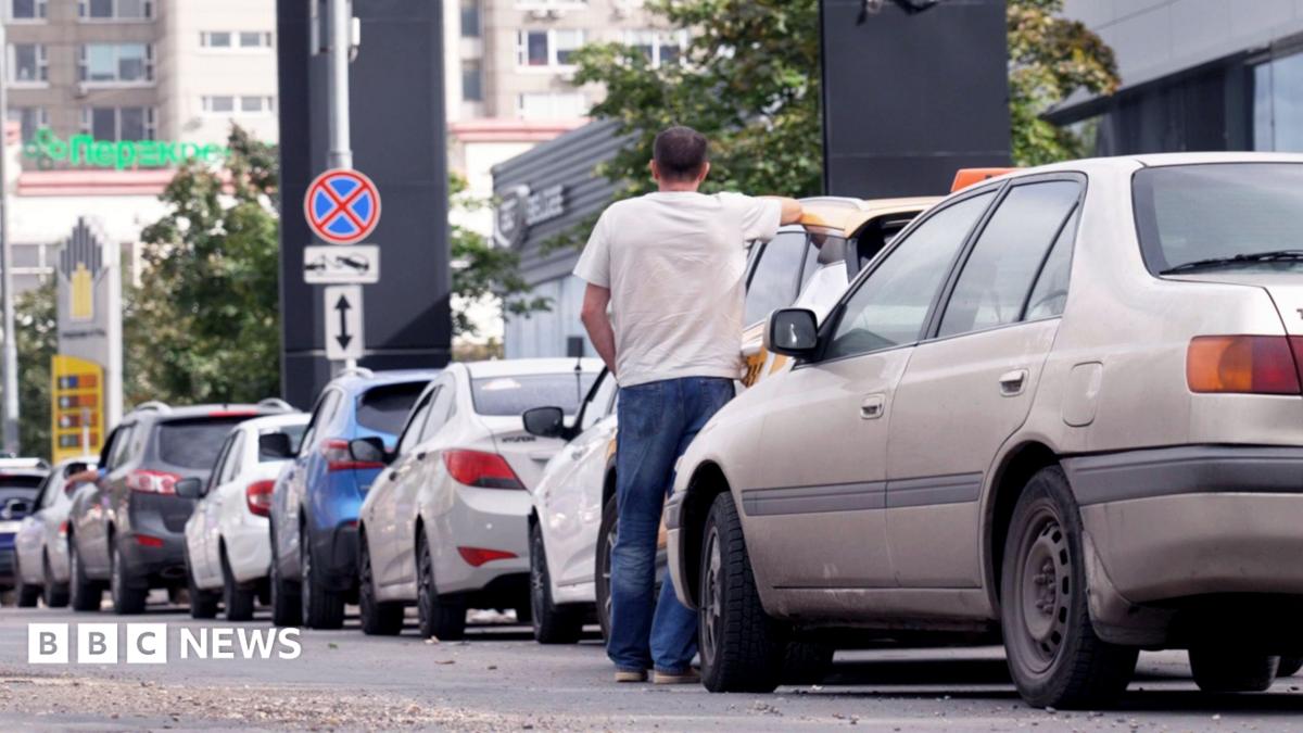 Дефицит бензина в Москве: очереди растут, власти принимают меры