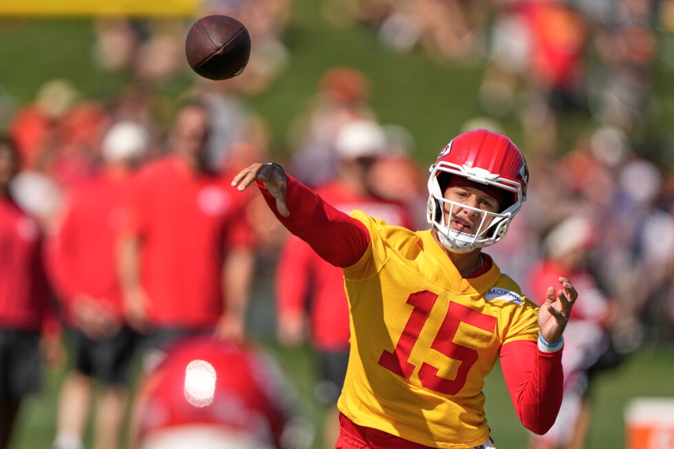 Mahomes may sit out entire preseason after knee surgery