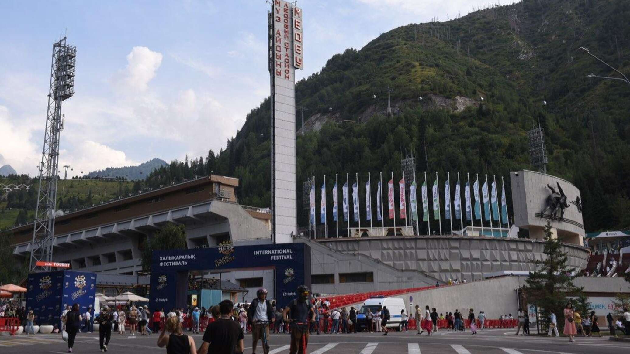 Medeu parking prices reduced: 15 minutes free