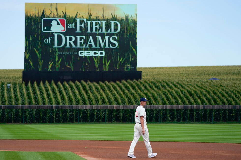 MLB Field of Dreams алаңында тұрақты стадионда ойын өткізеді