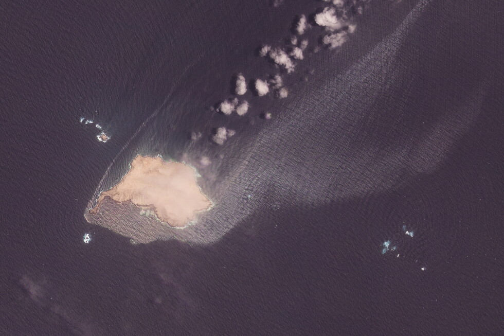 Oil leak spreads from sanctioned tanker grounded off Oman