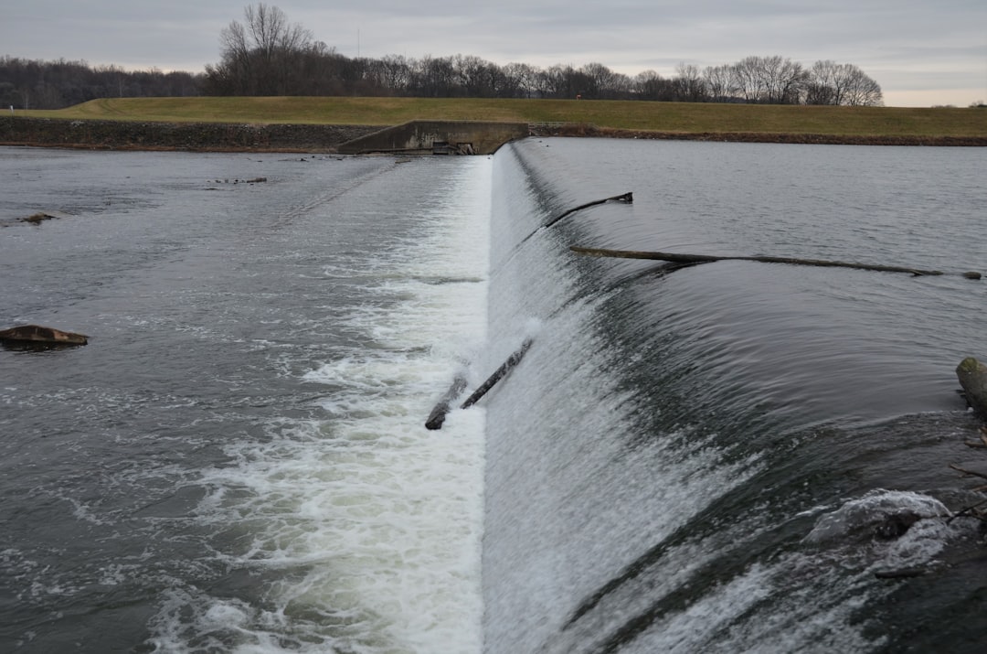 the water is flowing down the side of the dam