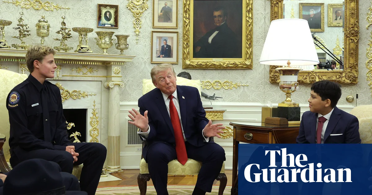 Трамп 10 жастағы құтқарылған балаға: «Мен мұны істейтін едім бе, білмеймін»